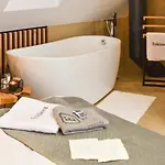 Home, Bedroom With Bathtub, Jacuzzi *