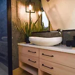Home, Bedroom With Bathtub, Jacuzzi בית נופש *