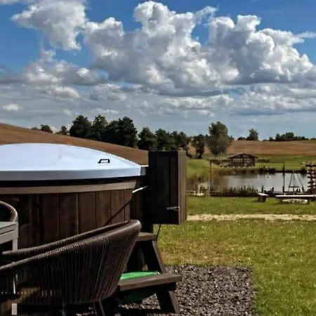 Home, Bedroom With Bathtub, Jacuzzi Semesterbostad *