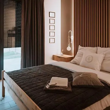 Home, Bedroom With Bathtub, Jacuzzi
