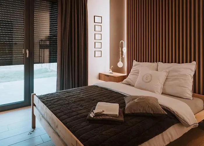 Home, Bedroom With Bathtub, Jacuzzi