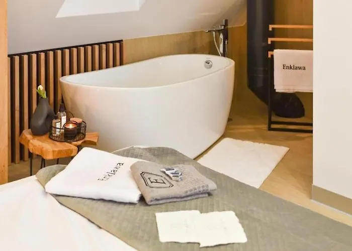 Home, Bedroom With Bathtub, Jacuzzi *