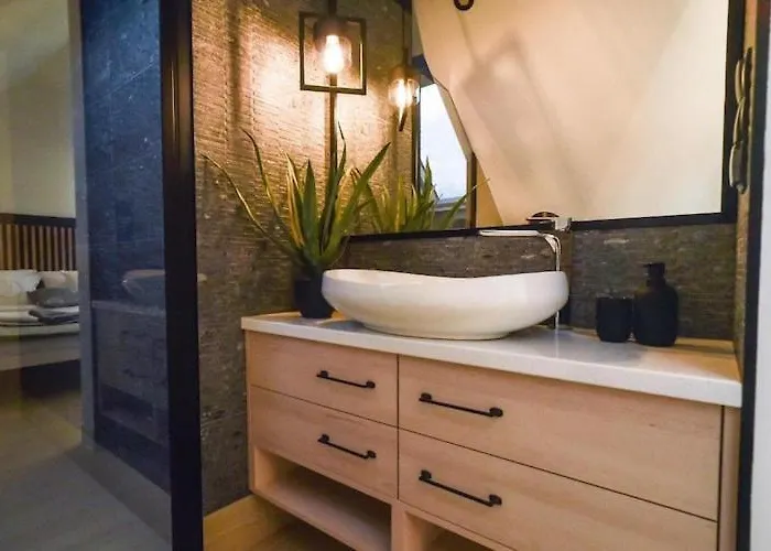 Home, Bedroom With Bathtub, Jacuzzi Semesterbostad *